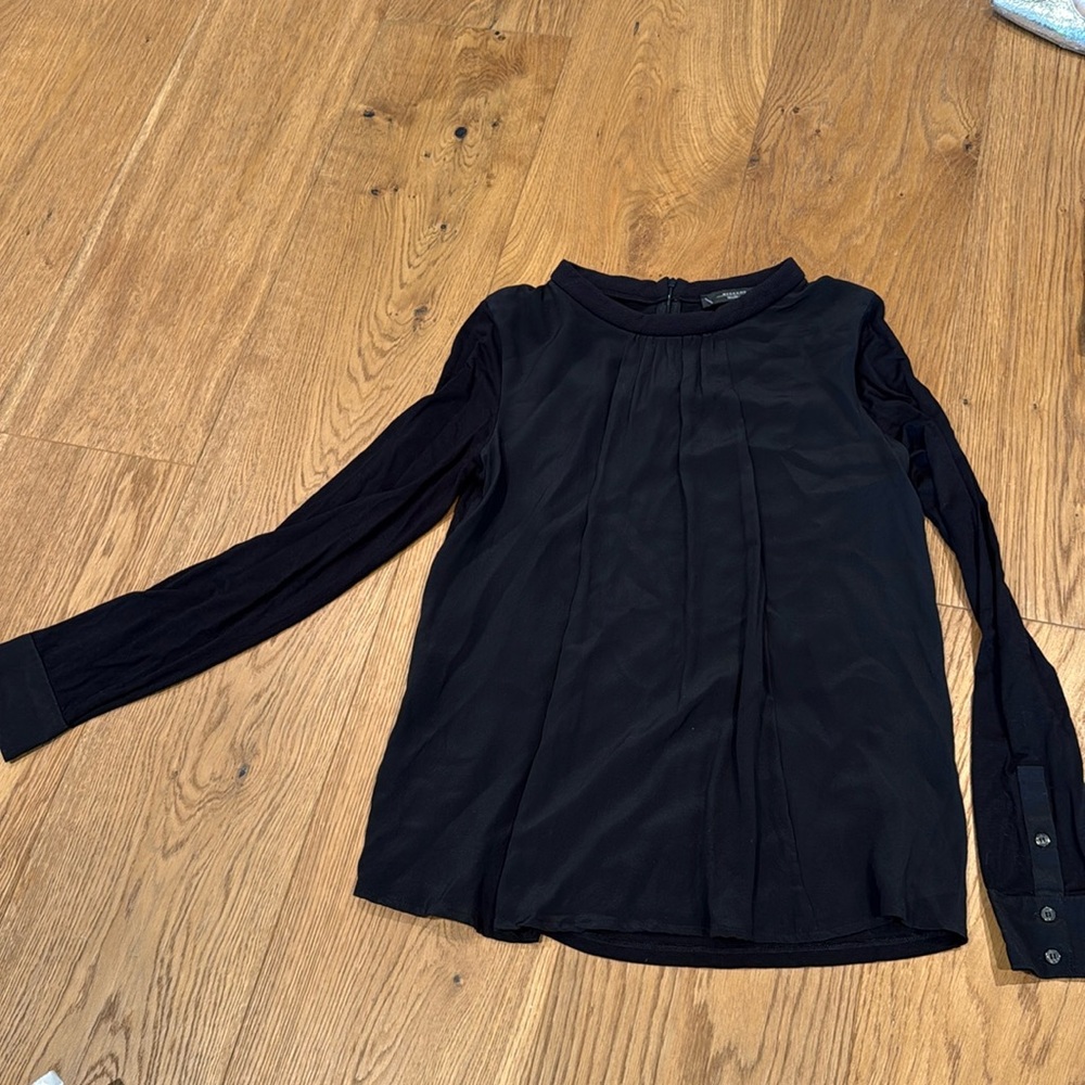 Very flattering weekend max mara shirt. Excellent condition